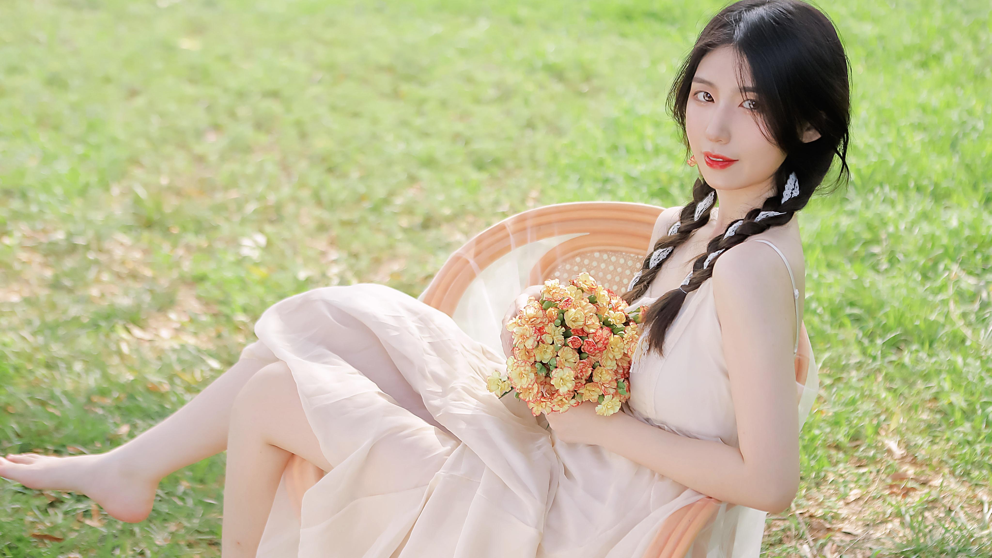 成都高温持续 民众进入防空洞纳凉